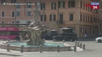 A Roma Un Uomo Si Bagna Nella