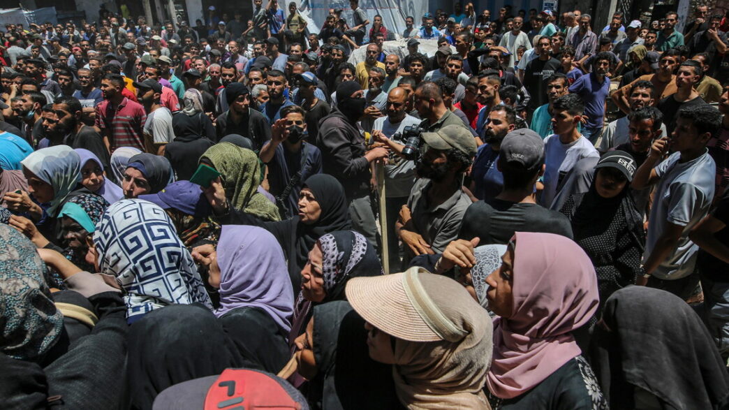 Almeno 27 Palestinesi Uccisi E