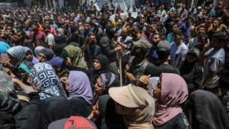 Almeno 27 Palestinesi Uccisi E