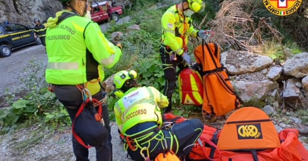 Alpinista Cade Durante Arrampi