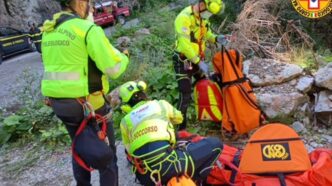 Alpinista Cade Durante Arrampi
