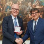 Assegnato A John Francis Mccourt Il Premio Marchigiano Fuori Le Mura 2025 Per Il Contributo Alla Valorizzazione Delle Marche