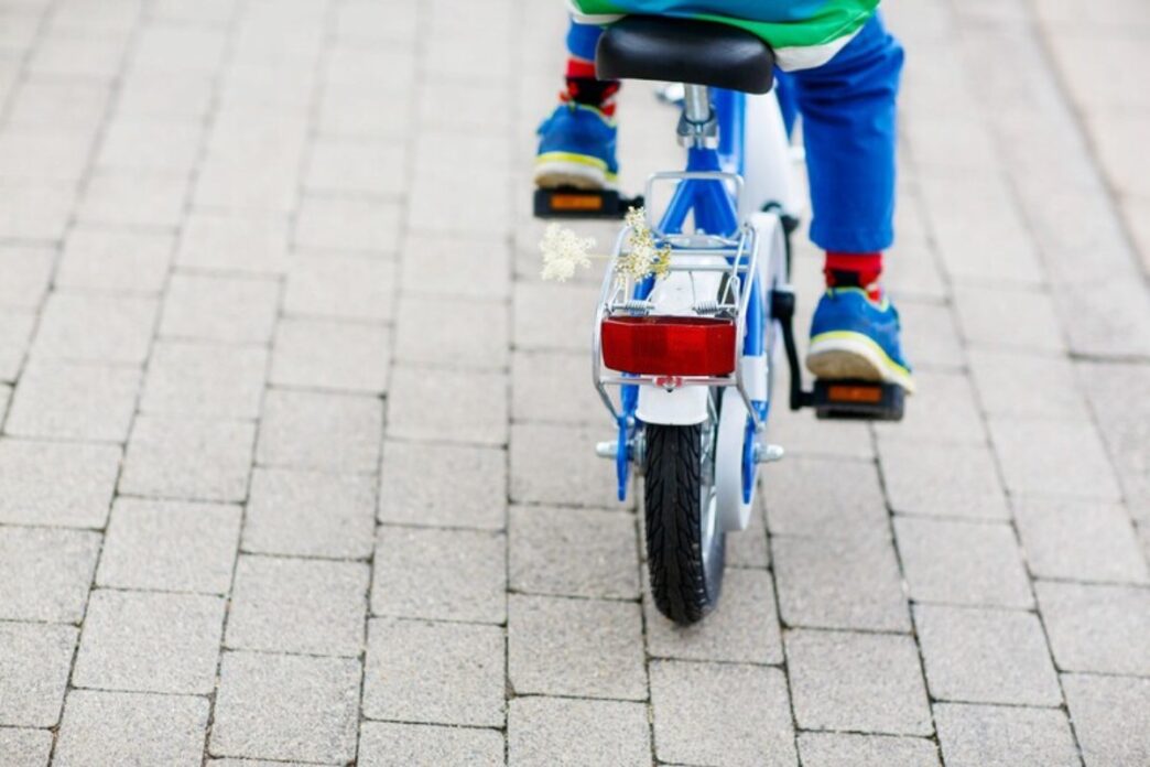 Bambino Cade In Bici Contro Ca