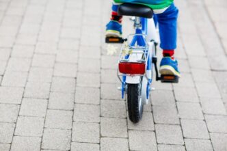 Bambino Cade In Bici Contro Ca