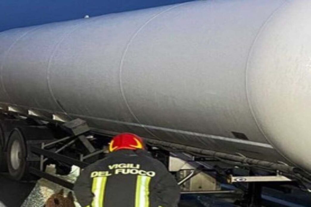 Camion Cisterna Si Ribalta A S