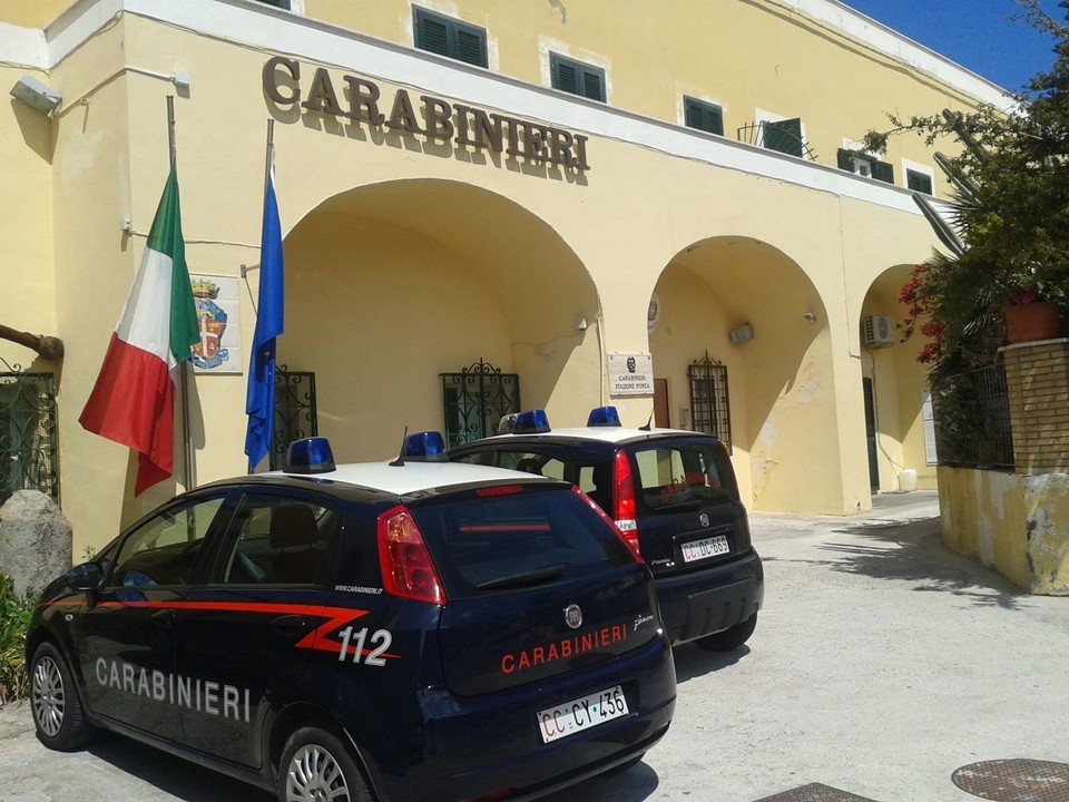Carabinieri A Ponza Con Contro