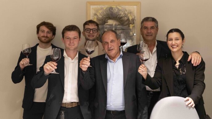 Carratelli Holding Sostiene Ca