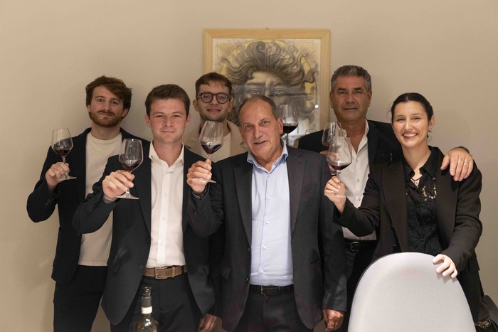 Carratelli Holding Sostiene Ca
