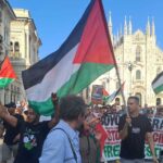Centinaia Di Persone Manifestano A Milano Contro La Guerra In Palestina Davanti A Mcdonald’S Di Via Santa Radegonda
