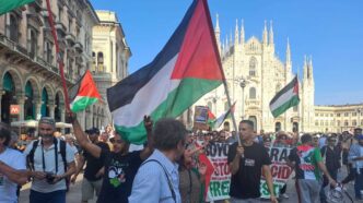 Centinaia Di Persone Manifesta