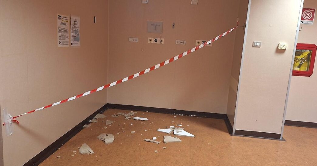 Crollo Del Controsoffitto Al P