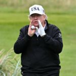 Donald Trump Sorpreso A Modificare La Posizione Della Palla Durante Una Partita Di Golf In Scozia