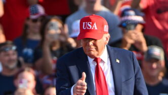 Donald Trump Firma Il Big Beau