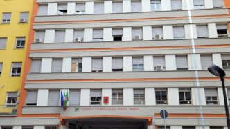 Donna Incinta Precipita Dal Se