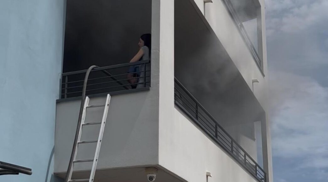 Donna Salvata Sul Balcone Di C