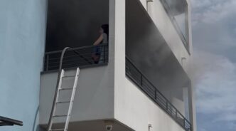 Donna Salvata Sul Balcone Di C