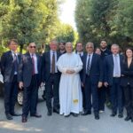 Dono Di Due Veicoli Elettrici Personalizzati Al Papa Con Attenzione A Sicurezza E Trasportabilità