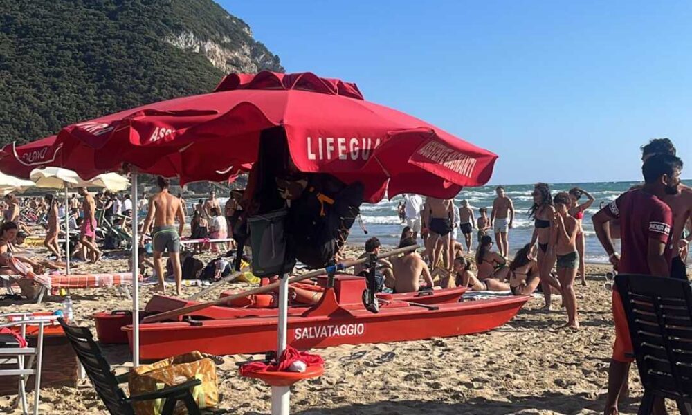 Due Giovani Salvati Da Risacca