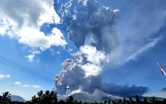 Eruzione Potente Del Vulcano L