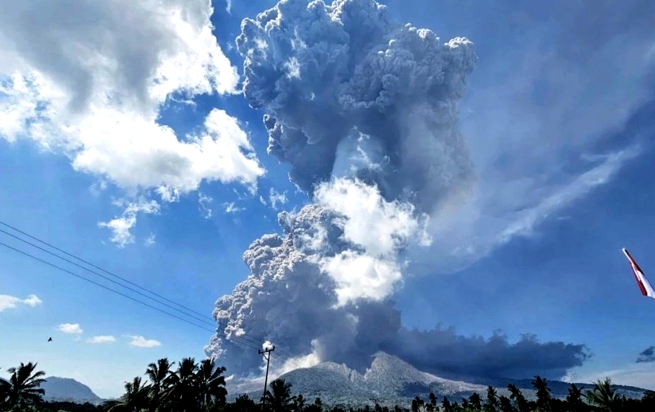Eruzione Potente Del Vulcano L