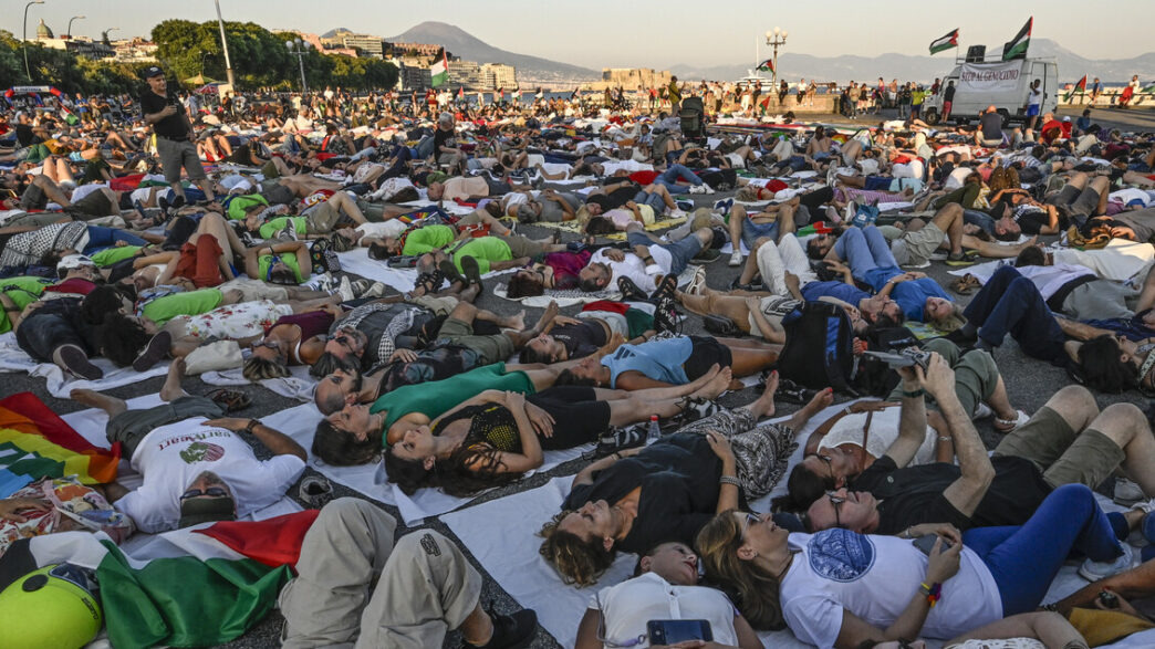 Flash Mob A Napoli Per Gaza3A C