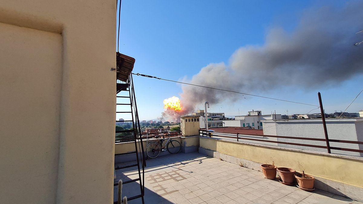 Forte Esplosione A Un Deposito