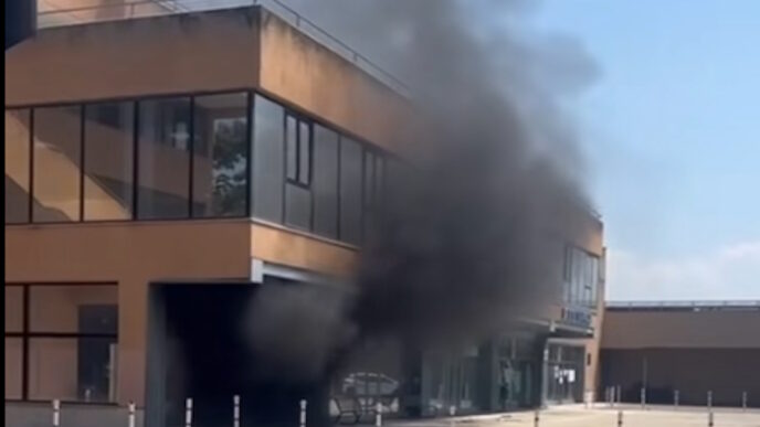Fumo Nero Sopra Piazza Dei Ber