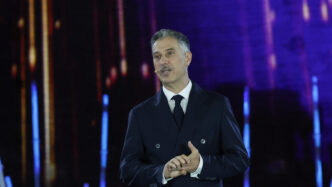 Gabriele Corsi Lascia Domenica