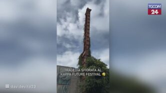 Giovane Scala Un Pilastro Alto