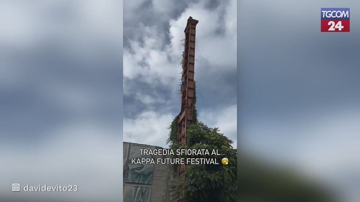 Giovane Scala Un Pilastro Alto