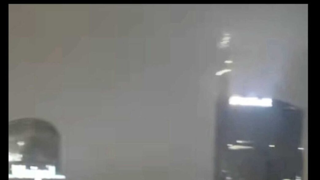 Giovane Si Lancia Col Paracadu