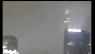 Giovane Si Lancia Col Paracadu