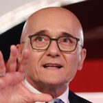 Il Grande Fratello Diviso In Due Edizioni Separate: Signorini Si Ritira Dai Format Fiume