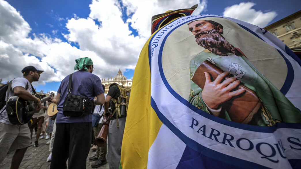Il Papa Saluta I Giovani Per I
