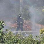 Incendio Al Confine Tra Castellammare E Pompei Blocca Traffico E Circumvesuviana, Fumo Nero Visibile A Distanza