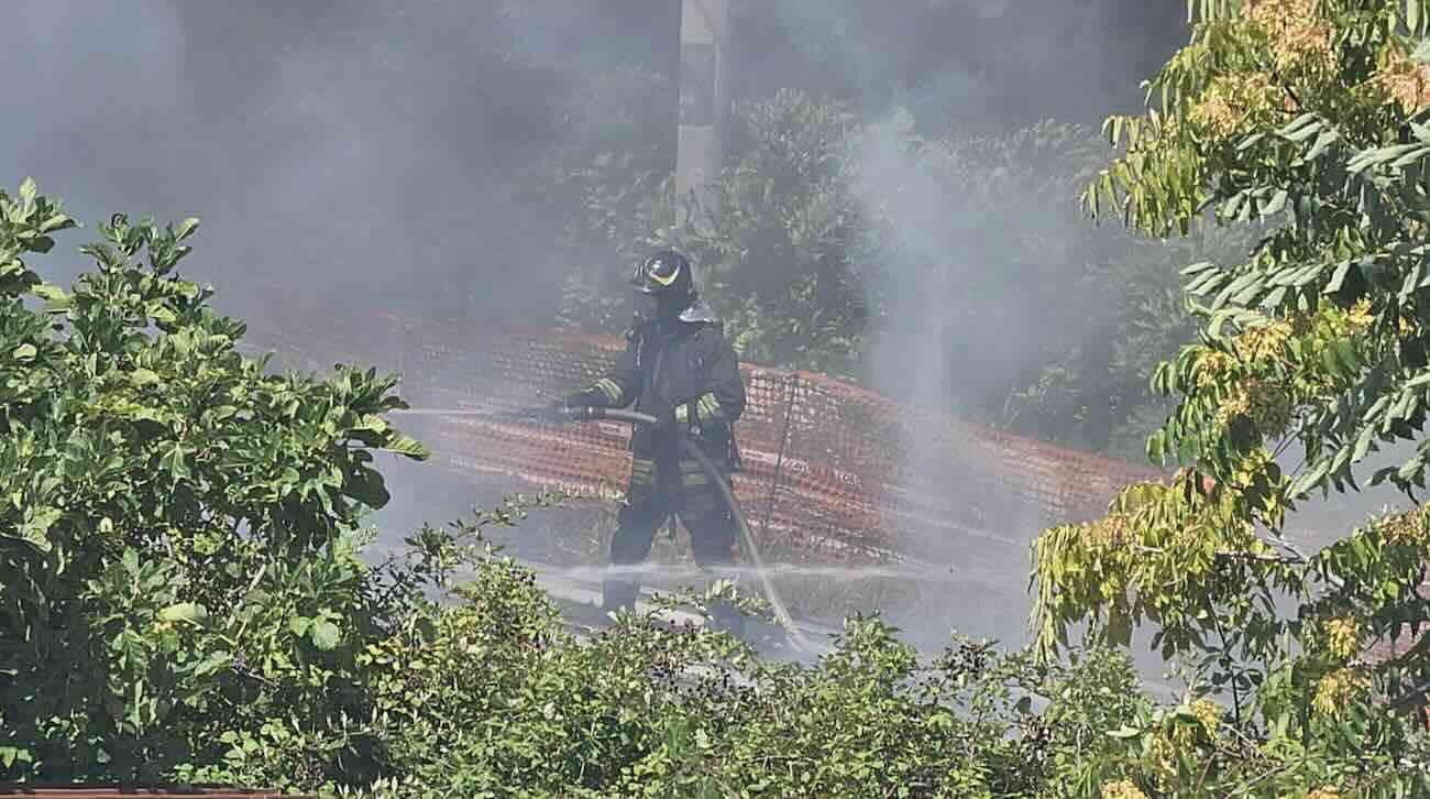 Incendio Al Confine Tra Castel