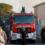 Incendio Di Sterpaglie E Bosco In Via Del Casale Lumbroso A Roma Minaccia Abitazioni E Attività Commerciali