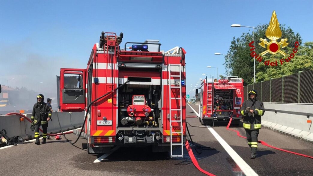 Incendio Di Un27Auto Blocca Il