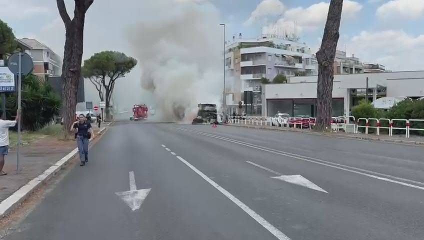 Incendio Di Un Autobus Atac Su