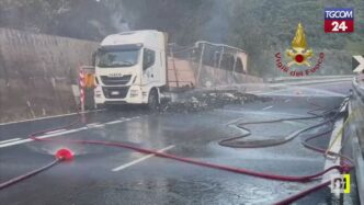 Incendio Di Un Camion A Gas Na