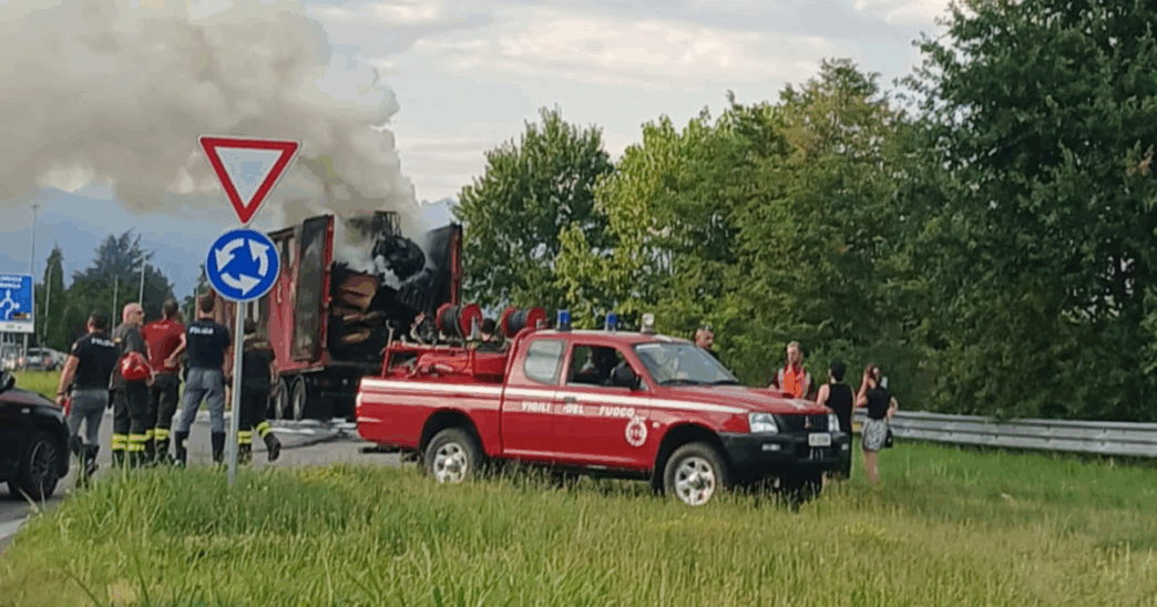 Incendio Di Un Camion Sulla St
