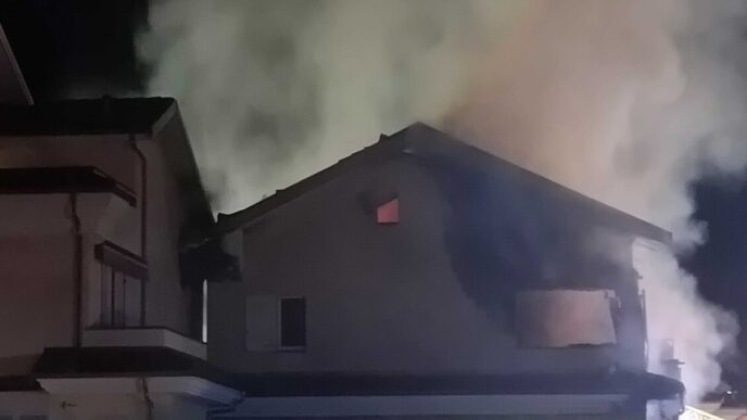 Incendio Distrugge Una Palazzi