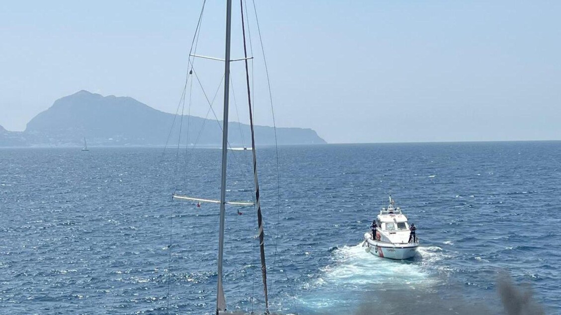 Incendio Su Barca A Vela Al La