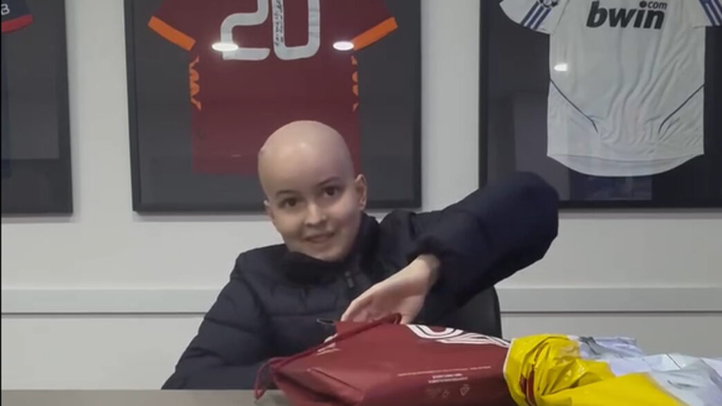 La Roma Regala Due Maglie Pers