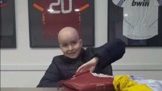 La Roma Regala Due Maglie Pers