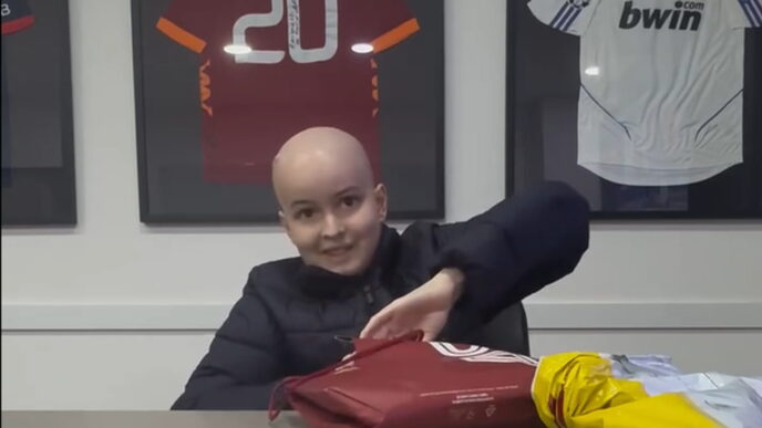 La Roma Regala Due Maglie Pers