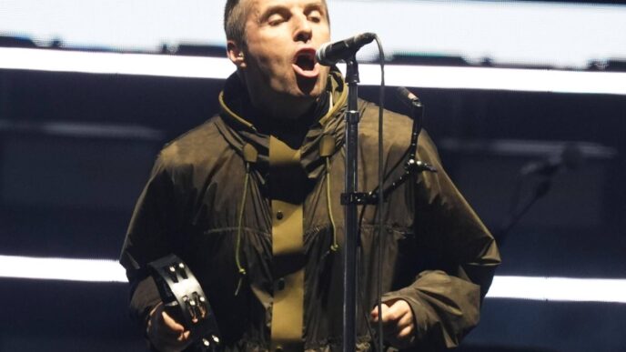 Liam Gallagher Attacca Manches