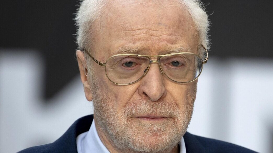 Michael Caine In Sedia A Rotel