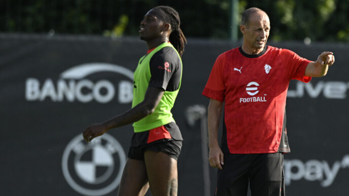 Milan Punta Con Decisione Alla