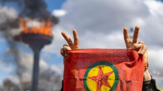 Militanti Del Pkk Distruggono